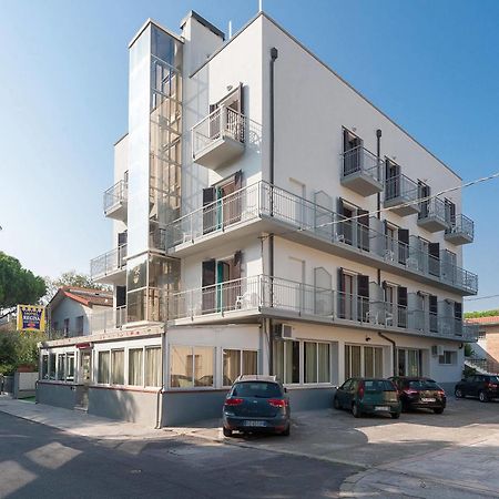 Regina Hotel E Ristorante Punta Marina Exterior foto